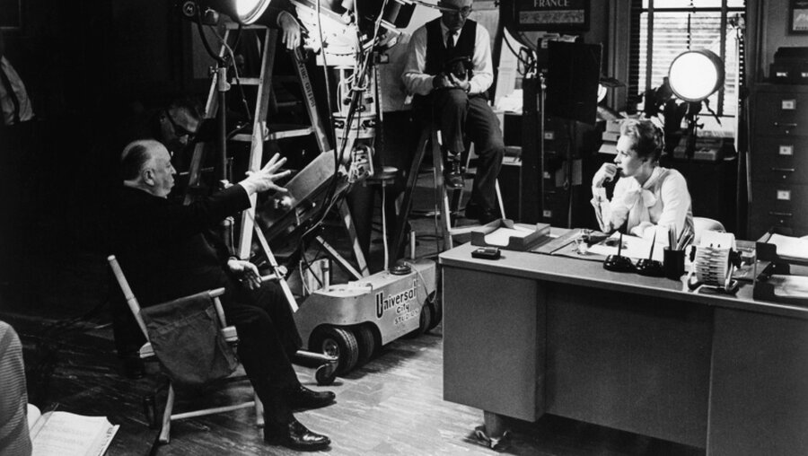Schauspielerin Tippi Hedren erhält bei den Dreharbeiten zu dem Film "Marnie" (1964) Anweisungen von Regisseur Alfred Hitchcock / © akg-images GmbH (epd)