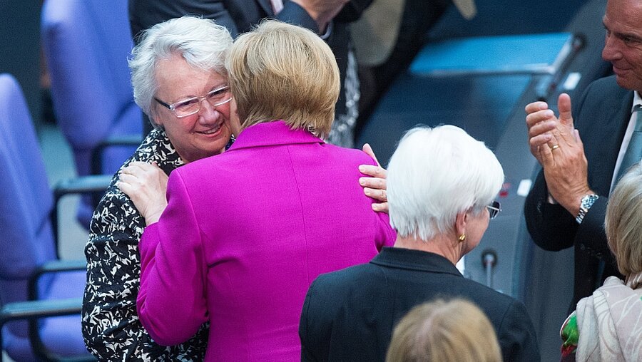 Abschied: Schavan und Merkel (dpa)