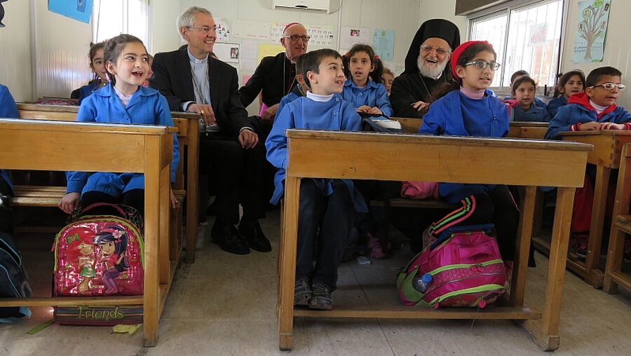 Erzbischof Schick in einem Kindergarten in Damaskus (DBK)