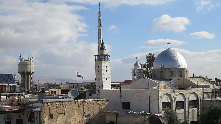 Das christliche Viertel von Damaskus mit dem Paulustor, Minarett und der Kuppel der Armenisch-Apostolischen Kirche. (DBK)
