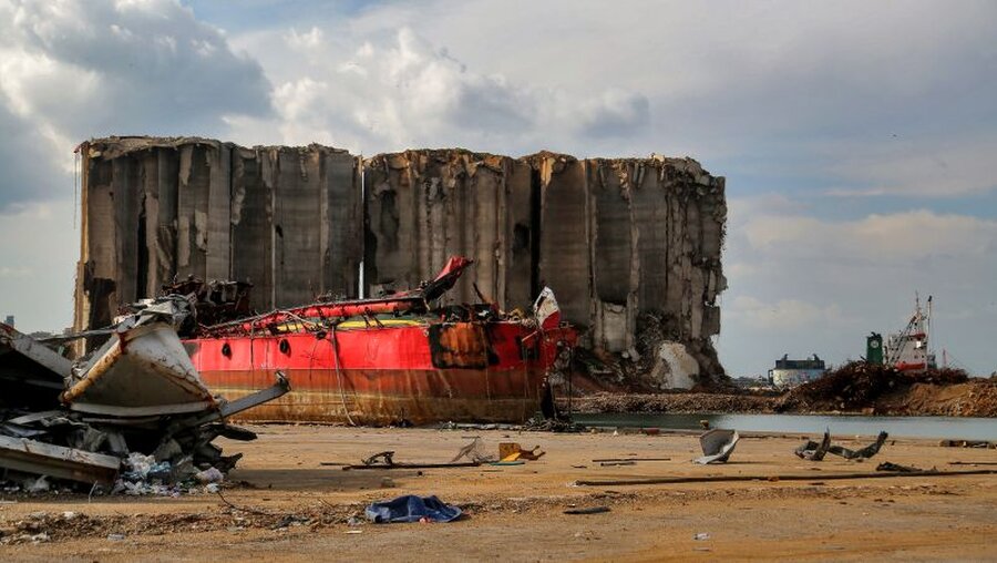 Schiffswracks und ein zerstörtes Silo im Hafen von Beirut, in dem es am 4. August 2020 zu einer gewaltigen Explosion kam / © Marwan Naamani (dpa)