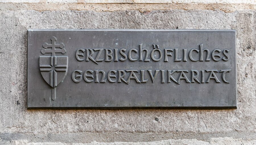 Schild am Eingang des Generalvikariats des Erzbistums Köln / © Harald Oppitz (KNA)