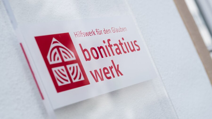 Schild mit Logo am Eingang des Hauptsitzes des Bonifatiuswerkes / © Andreas Kühlken (KNA)