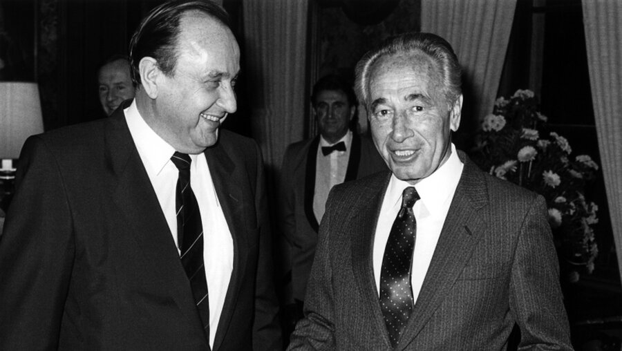 Der damalige Außenminister Hans-Dietrich Genscher (l.) empfängt am 26.01.1986 den israelischen Ministerpräsidenten Schimon Peres. / © Egon Steiner (dpa)