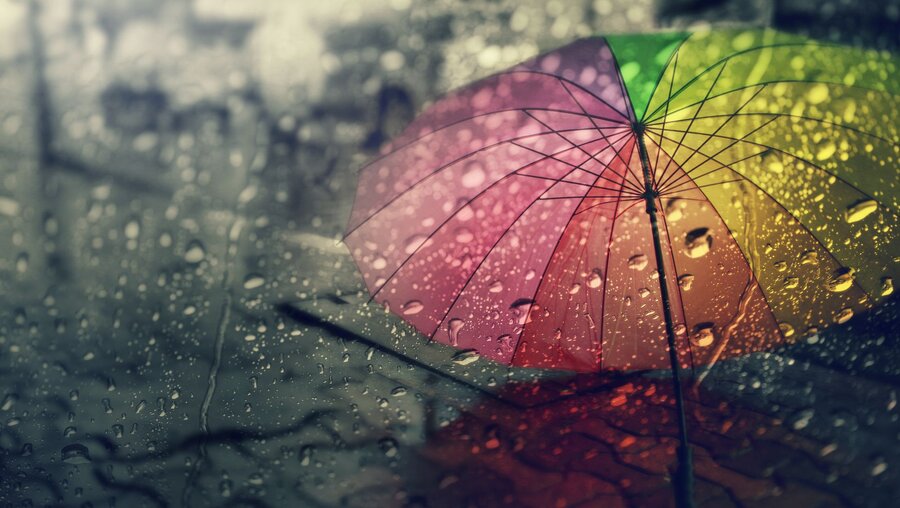 Schirm im Regen / © CHOKCHAI POOMICHAIYA (shutterstock)