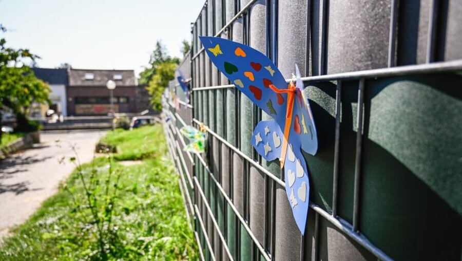 Schmetterlinge am Zaun einer katholischen Kita in Swisttal-Odendorf / © Julia Steinbrecht (KNA)