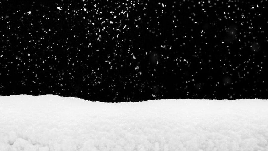 Schnee in der Dunkelheit / © mexrix (shutterstock)