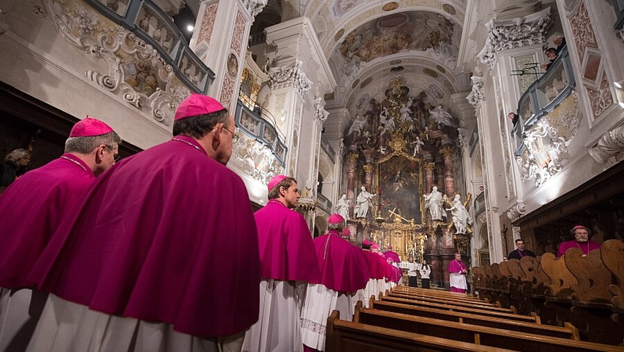 Die Deutschen Bischöfe werden Kirchenpforten auflassen / © Marijan Murat (dpa)