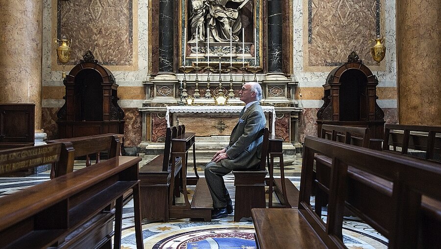 Schriftsteller Martin Mosebach in der Kirche Santissima Trinita dei Pellegrini in Rom / © Stefano dal Pozzolo (KNA)
