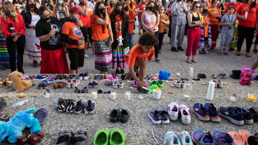 Schuhe symbolisieren die zu Tode gekommenen Kinder von Kamloops / © Jason Franson (dpa)