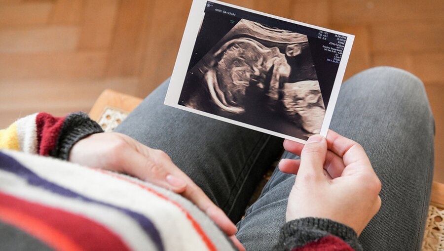 Schwangere mit Ultraschallbild / © Julia Steinbrecht (KNA)