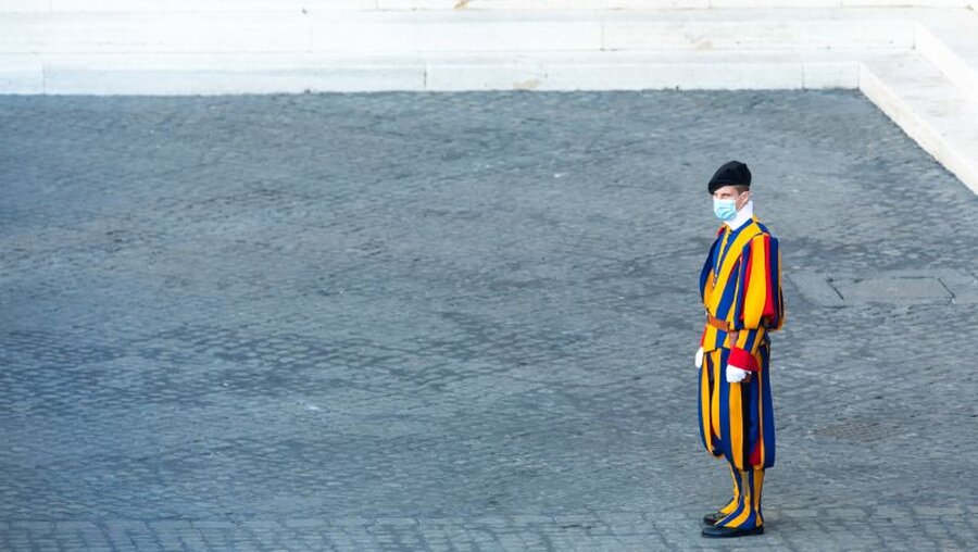 Schweizergardist mit Maske auf dem Petersplatz / © Stefano Dal Pozzolo/Romano Siciliani (KNA)