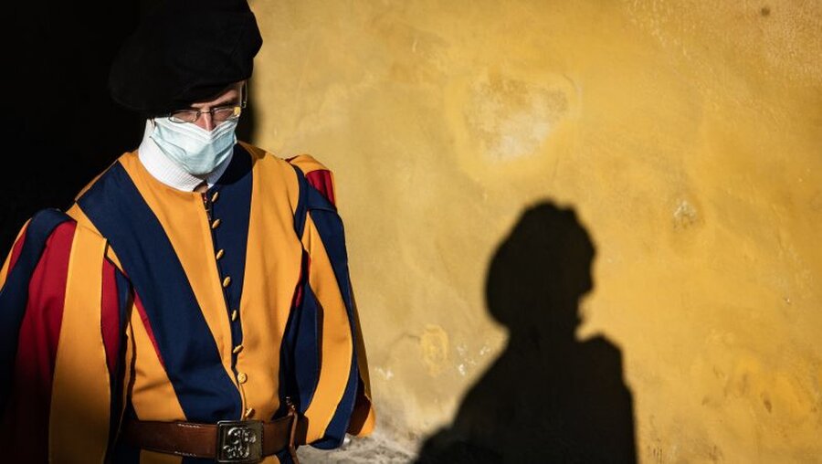 Schweizergardist mit Maske / © Christian Gennari/Romano Siciliani (KNA)