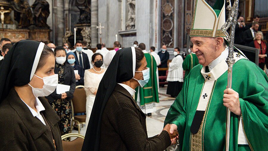 Schwester Gloria Cecilia Narvaez Argoti (m.) Papst Franziskus / © Vatican Media/Romano Siciliani (KNA)