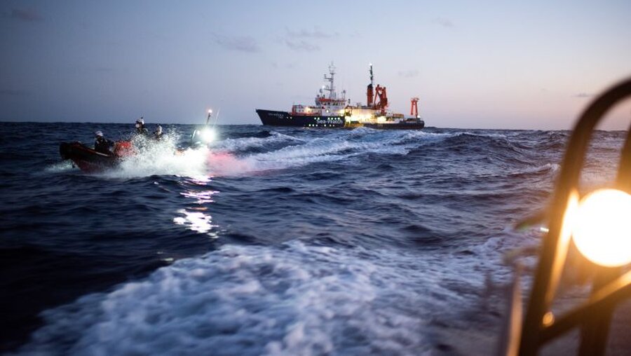 "Sea-Watch 4" vor Küste von Libyen / © Chris Grodotzk/Sea-Watch.org (dpa)