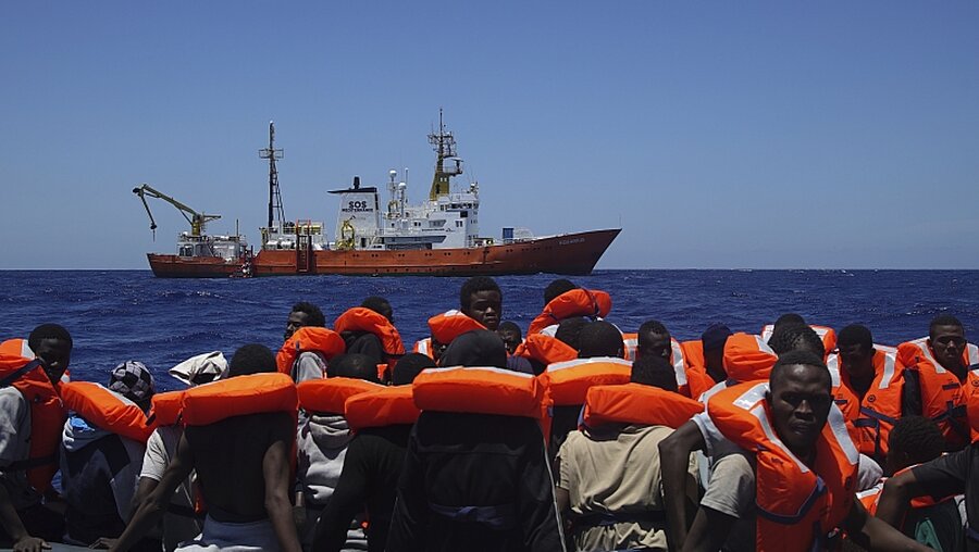 Sea Eye setzt Rettungseinsätze im Mittelmeer ebenfalls aus  / © Bram Janssen (dpa)