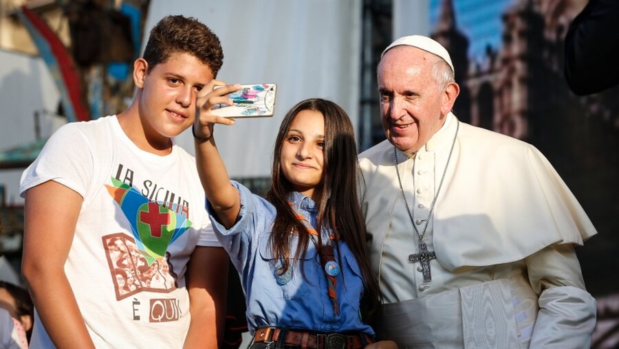 Selfie mit Papst Franziskus / © Paul Haring (KNA)