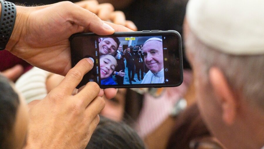 Selfie mit Papst Franziskus / © Vatican Media/Romano Siciliani (KNA)