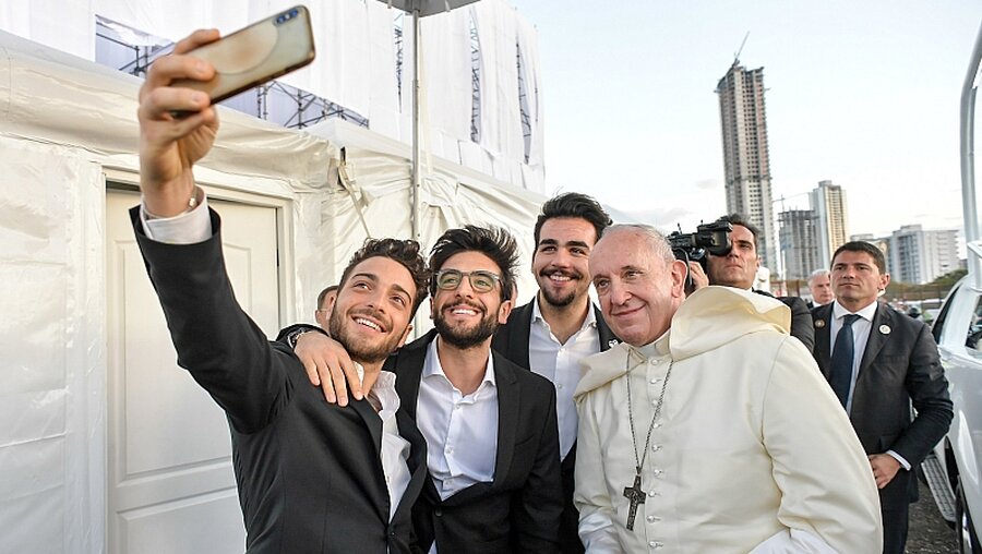 Selfie mit Papst Franziskus  / © Vatican Media (KNA)