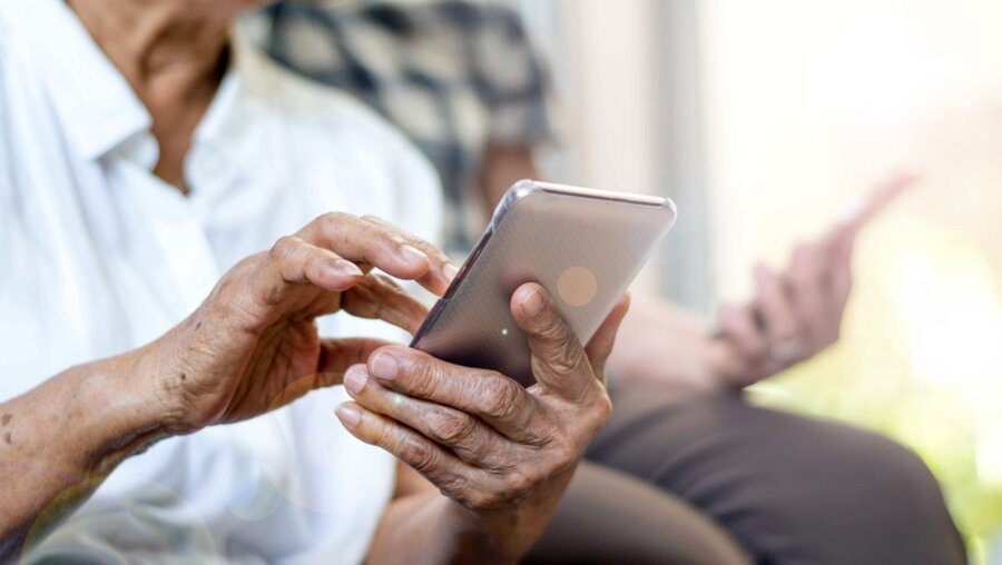 Senioren mit Smartphones / © BlurryMe (shutterstock)