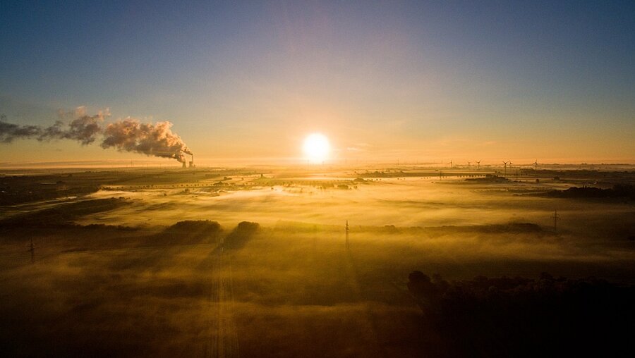 Sonnenaufgang über Industrielandschaft / © Julian Stratenschulte (dpa)