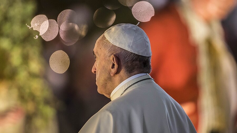 In sich versunken: Papst Franziskus / © Stefano dal Pozzolo (KNA)