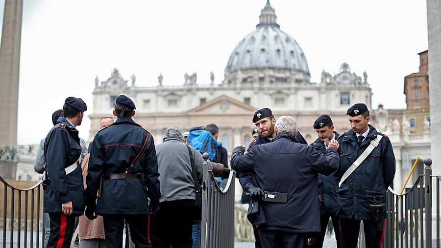 Sicherheitskontrollen am Petersplatz / © Alessandro Di Meo (dpa)