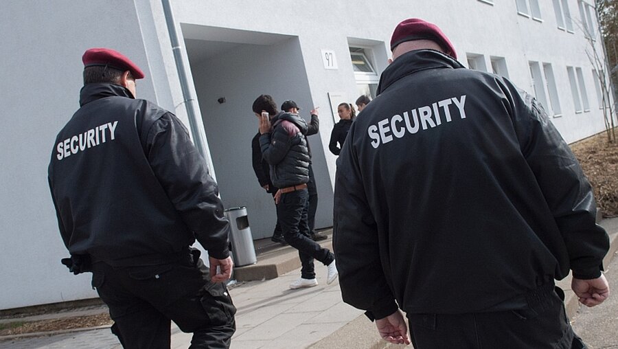 Sicherheitsdienst vor einem Flüchtlingsheim / © Marijan Murat (dpa)