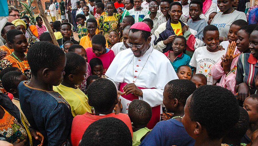 Simon Ntamwana, Erzbischof von Gitega, umringt von Gläubigen nach der Sonntagsmesse. / © Alexander Brüggemann (KNA)