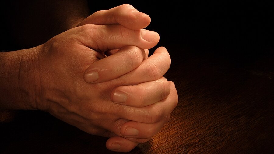 Beten und Handeln / © soupstock