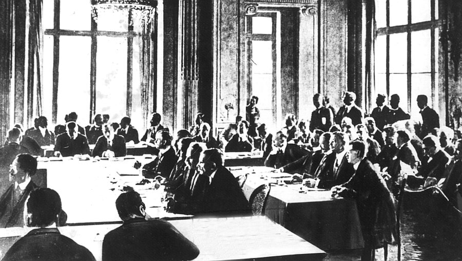 Sitzungssaal in Versailles von 1919 / © N.N. (dpa)