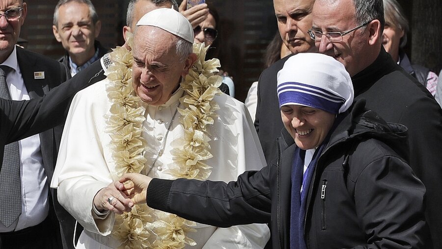 Skopje: Papst Franziskus wird von einer Nonne und mit einem Kranz begrüßt / © Alessandra Tarantino (dpa)