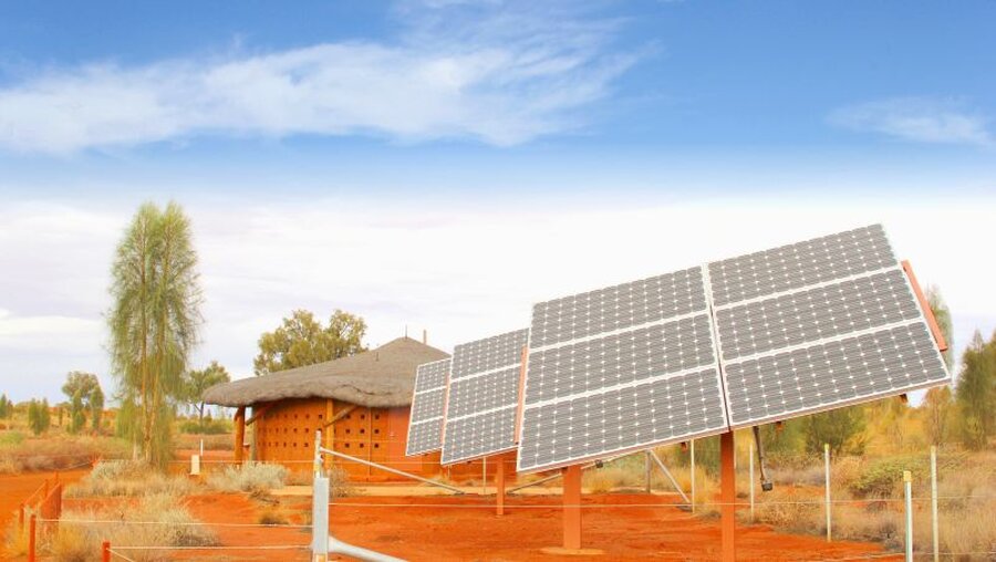 Solarpaneele zur Sonnenenergieproduktion in der Wüste in Afrika / © ingehogenbijl (shutterstock)