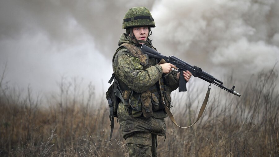 Soldat der russischen Armee nahe der ukrainischen Grenze / © Uncredited/AP (dpa)