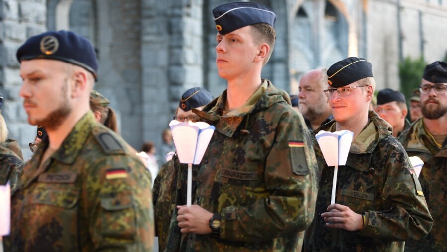Soldaten in Lourdes 2017 / © Dana Kim Hansen (KNA)