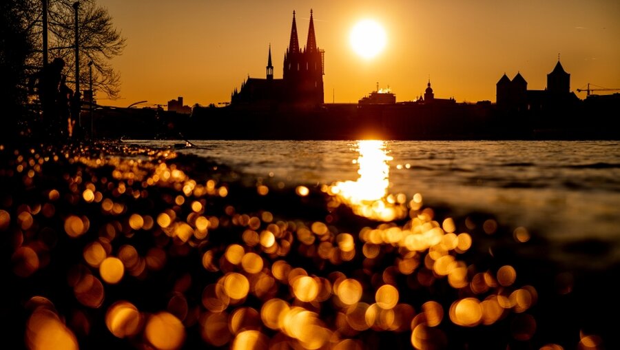 Sonnenuntergang am Kölner Dom / © Marcel Kusch (dpa)
