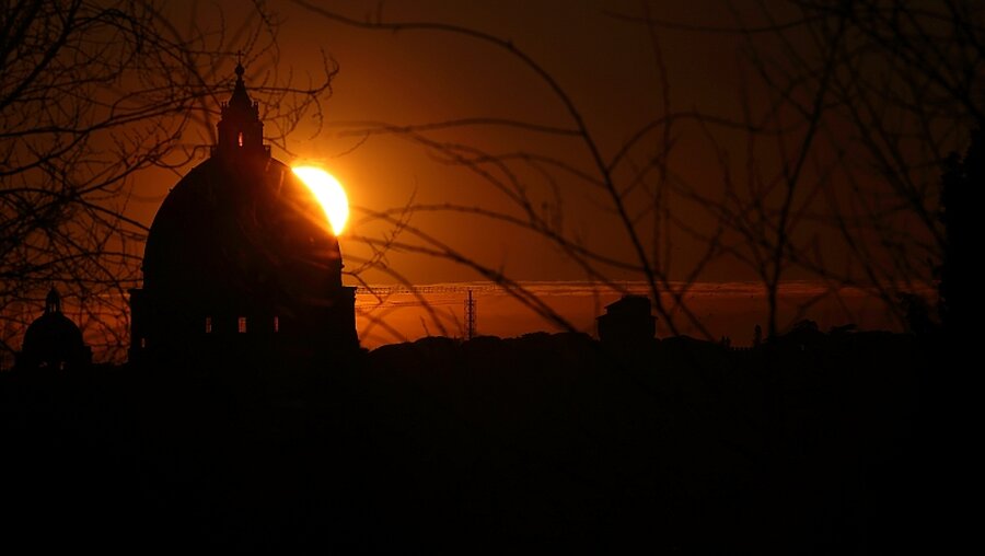 Sonne geht hinter dem Petersdom unter / © Pacific Press (dpa)