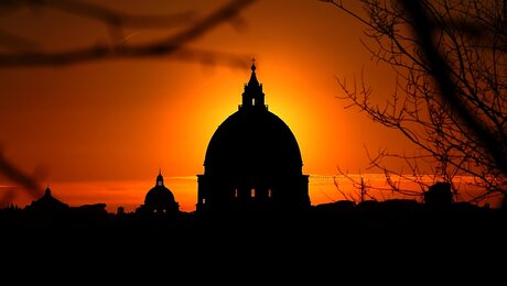 Sonnenuntergang hinter dem Petersdom / © Pacific Press (dpa)