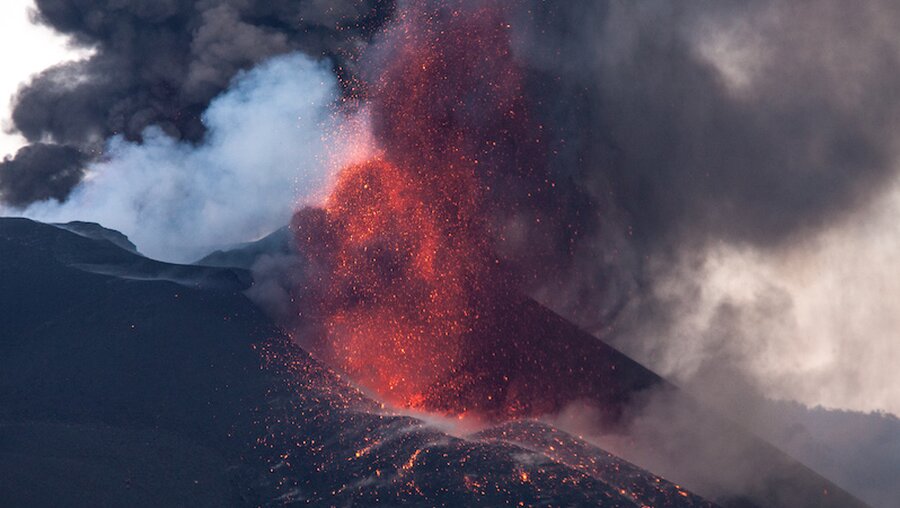Spanien, La Palma: Der Vulkan Cumbre Vieja stößt Lava aus / © Europa Press (dpa)