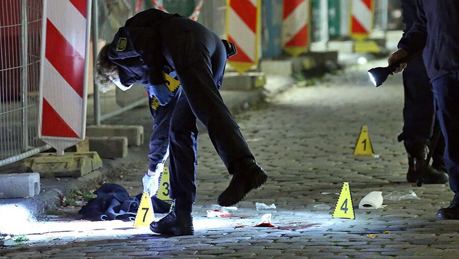 Spurensicherung am Tatort nach einer tödliche Messerattacke auf zwei Touristen in Dresden (Archiv) / © Roland Halkasch/dpa-Zentralbild (dpa)