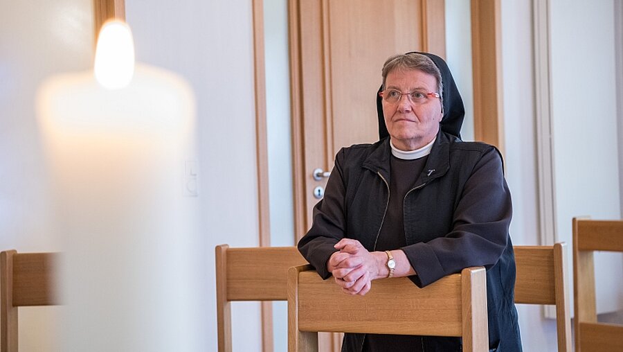 Schwester Katharina Hartleib im Gebet / © Martin Biallas (DR)