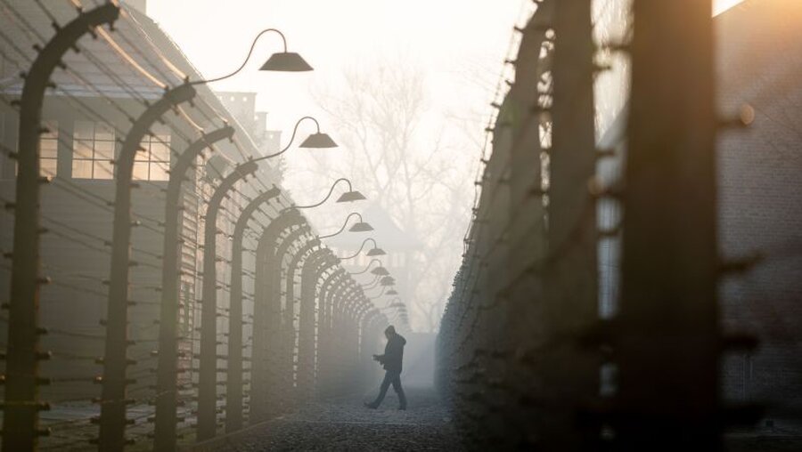 Schüler erinnern an Opfer der Konzentrationslager / © Kay Nietfeld (dpa)