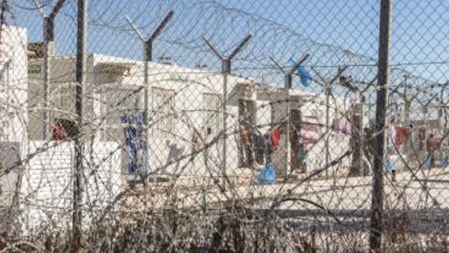 Stacheldrahtzaun um das Erstaufnahmelager Pournara für Flüchtlinge und Migranten in Kokkinotrimithia (Zypern) / © Andrea Kromann (KNA)