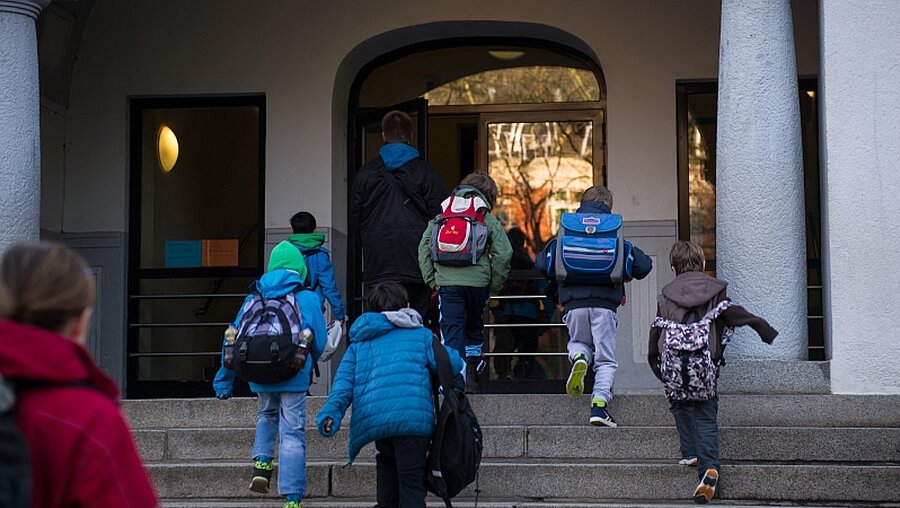 ARCHIV - Schüler gehen am 15.04.2014 in die Grund- und Stadtteilschule Eppendorf in Hamburg. / © Maja Hitij (dpa)