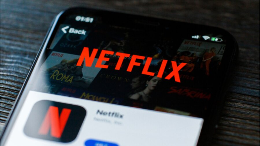 Startseite des Streamingdiensts Netflix auf einem Handy (shutterstock)