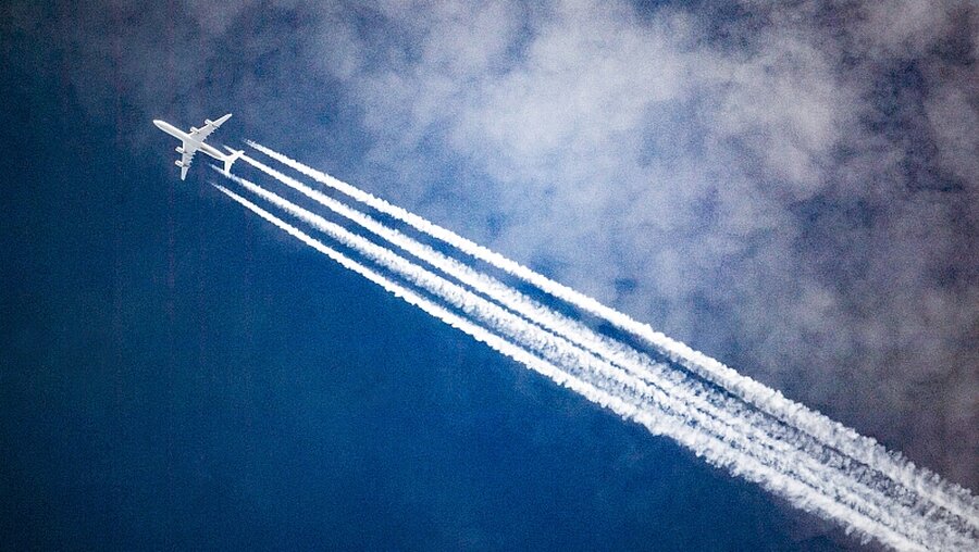 Statt weniger fliegen die Menschen immer mehr / ©  Federico Gambarini (dpa)