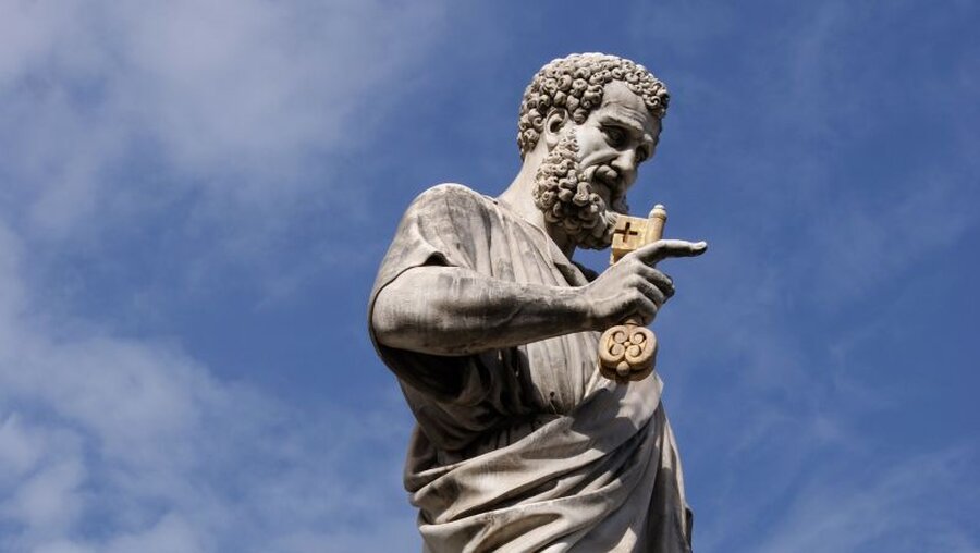 Statue des Apostels Simon Petrus im Vatikan / © caamalf (shutterstock)
