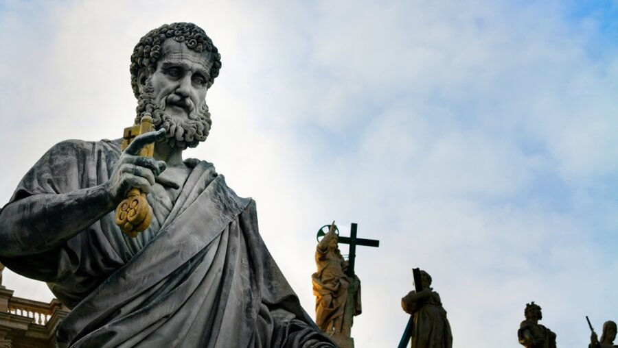 Statue des Apostels Petrus vor dem Petersdom / © Zebra 0209 (shutterstock)