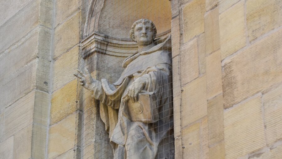 Statue von Thomas von Aquin an der Außenfassade der Dominikanerkirche in Münster / © Elisabeth Schomaker (KNA)