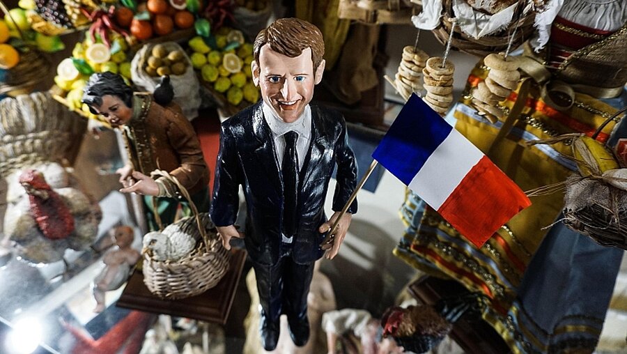 Statuette von Emmanuel Macron / © Cesare Abbate (dpa)